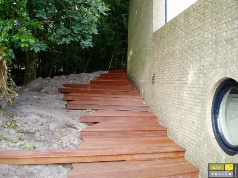 houten tuin trap in aanleg noordoostpolder